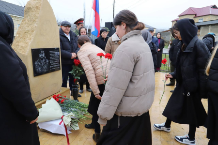 В Дагестане состоялось открытие обелиска подполковнику Нариману Шихалиеву и присвоение его имени улице