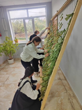 Учащиеся Ашагастальской школы помогают защитникам, изготавливая маскировочные сети