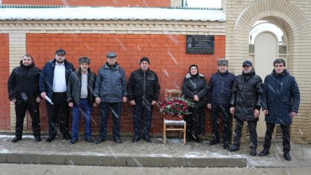 В Хасавюрте состоялось открытие мемориальной плиты в память о погибшем участнике СВО Магомеде Султанмурадове