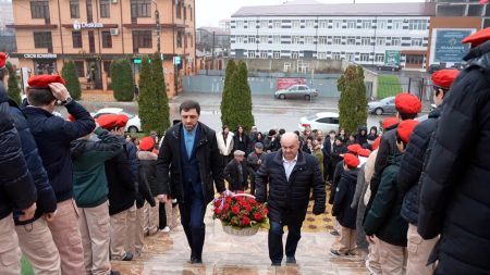 В Хасавюрте возложили цветы у мемориала «Холм боевой славы» в честь Дня Героев Отечества