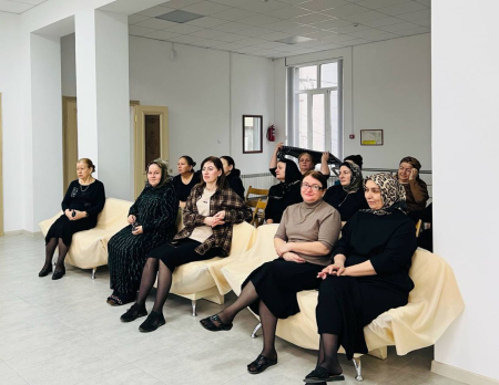 Студенты медколледжа им. Башларова провели занятие по первой помощи для сотрудников Хасавюртовской библиотеки